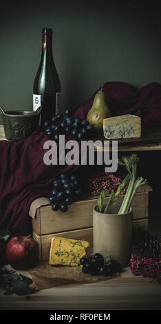 Käseplatte und Wein, Trauben, dunklen Essen Fotografie Stockfoto