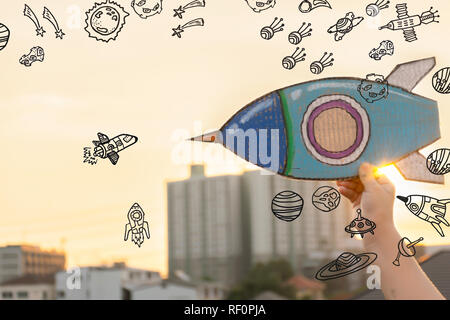 Stammzellen Bildung Konzept. Study Guide integriert, dass Wissenschaft, Technologie, Ingenieurwesen, Mathematik. Kinder halten eine Rakete Papier. L interessiert Stockfoto