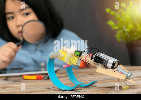 Stammzellen Bildung Konzept. Study Guide integriert, dass Wissenschaft, Technologie, Ingenieurwesen, Mathematik. Kinder halten eine Rakete Papier, ein Student holdi Stockfoto