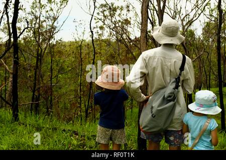 Kinder die Zeit mit ihrem Vater draußen im Wald, Mia Mia State Forest, Queensland, Australien Stockfoto