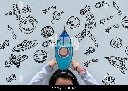 Das Mädchen ist eine Rakete auf den Kopf. Die an der Wissenschaft interessiert, Malerei Sterne, Blasen, Raumfahrzeuge. das Sonnensystem, die Suche nach der Wahrheit. Stockfoto