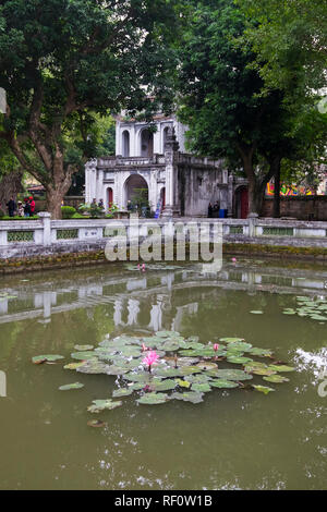 Ein Blick auf die Rückseite des Eingangstor an der Tempel der Literatur in Hanoi, Vietnam. Teich im Vordergrund. Stockfoto