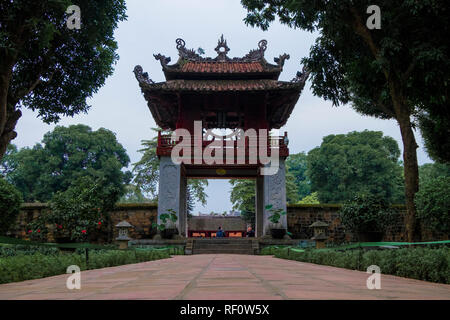 Die khue Van Pavillon, alte Tor mit steinernen Säulen im Tempel der Literatur in Hanoi, Vietnam. Stockfoto