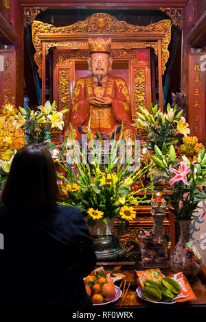 Gebet verändert in der Halle im vierten Innenhof an der Tempel der Literatur in Hanoi, Vietnam. Stockfoto
