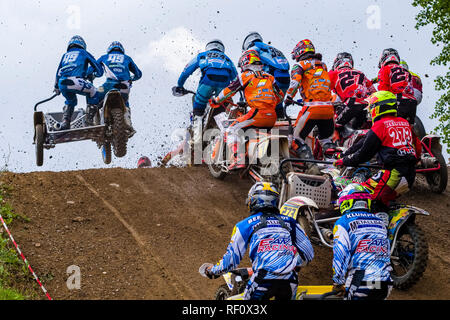 Start Der seitenwagen Motocross bei der Deutschen Meisterschaft auf der Motocross Strecke bin Österreicher Stockfoto
