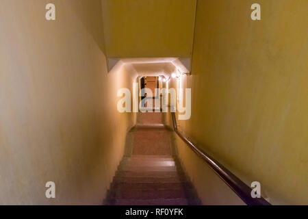 Die D67 Krieg Hauptsitz der Nord vietnamesische Armee in Hanoi, Vietnam. Treppe zum unterirdischen Bunker. Stockfoto