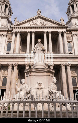 Statue von Queen Victoria vor dem Haupteingang in der St Paul's Cathedral in London, England, Grossbritannien, Europa Stockfoto