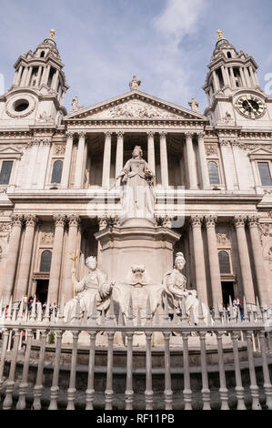 Statue von Queen Victoria vor dem Haupteingang in der St Paul's Cathedral in London, England, Grossbritannien, Europa Stockfoto