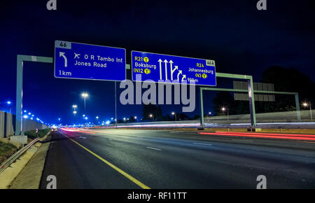 Johannesburg, Südafrika - 24. Oktober 2011: Schilder auf der Autobahn bei Nacht Stockfoto