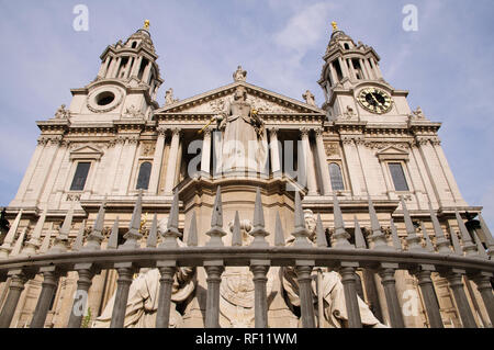 Statue von Queen Victoria vor dem Haupteingang in der St Paul's Cathedral in London, England, Grossbritannien, Europa Stockfoto