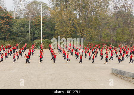 Dengfeng, China - Oktober 16, 2018: die Schülerinnen und Schüler von Martial Arts School Zug auf den Platz. Shaolin Kung Fu Schule. Stockfoto