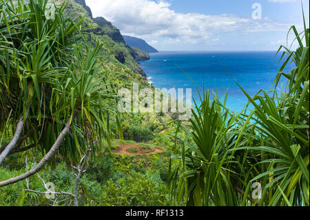 Die Fernbedienung Na Pali Küste von Kauai, Hawaii, United States ist nur zu Fuß erreichbar von der atemberaubenden Rucksackwandern Kalalau Trail. Stockfoto