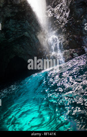 Die robuste vulkanischen Na Pali Coast State Park an der Nordküste von Kauai, Hawaii, USA, ist erreichbar nur per Boot oder zu Fuß. Stockfoto