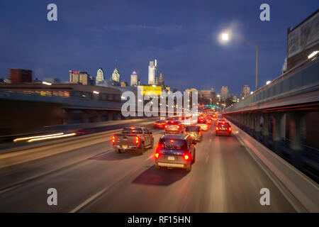 Verkehr und der Philadelphia Skyline auf dem Ben Franklin Brücke in der Morgendämmerung, Philadelphia, USA Stockfoto