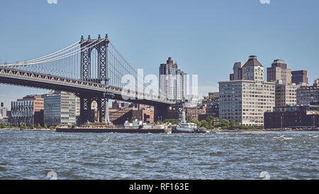 Panoramablick auf die Manhattan Bridge und Brooklyn, Farbe getonte Bild, New York, USA. Stockfoto