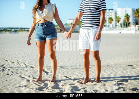 In der Nähe von Paar, Hände auf den Strand Stockfoto