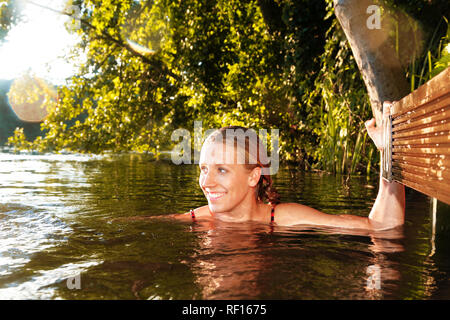 Glückliche junge Frau in einem See Stockfoto