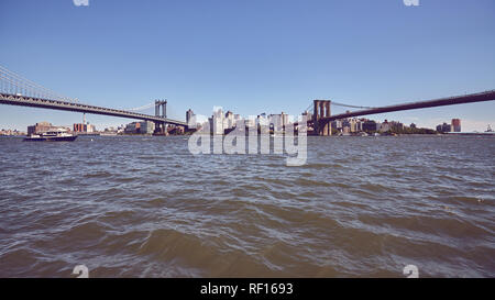 Blick auf Manhattan und Brooklyn Bridge, Farbe getonte Bild, New York, USA. Stockfoto