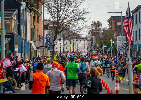 Läufer konkurrieren in Philadelphia Marathon 2018 in der manayunk Abschnitt von Philadelphia, USA Stockfoto