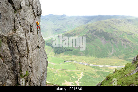 Vereinigtes Königreich, Lake District, Langdale Valley, Gimmer Crag, Kletterer am Fels. Stockfoto