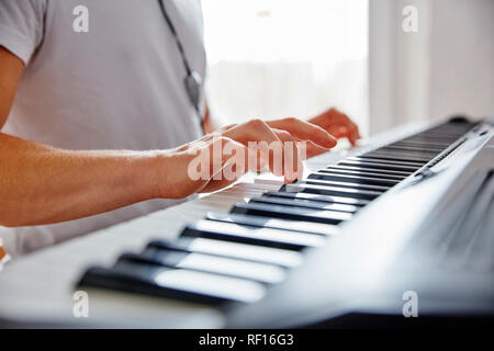 Hände von Mann spielt Digital Piano Stockfoto