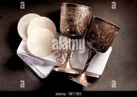 Die Geweihten sakramentalen Brot oder Hosties und silbernen Kelch Becher für den Wein als Symbol für den Leib und Blut des Auferstandenen Christus Stockfoto