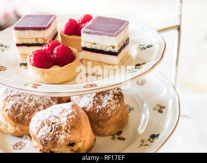 Ein stand mit köstlichen Kuchen für einen englischen Nachmittagstee. Stockfoto