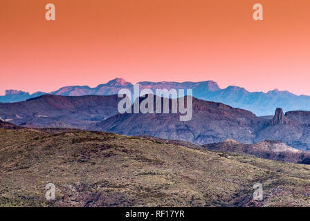 Chisos Berge am grossen Schlaufe Nat Park, nach Sonnenuntergang von 50 Meilen entfernt, Chihuahuan Wüste, auf die Fluss Strasse in Big Bend Ranch State Park, Texas, USA Stockfoto