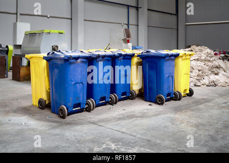 Moderne Aufbereitung und Sortierung. Behälter mit Geschreddertem Kunststoff für die weitere Verarbeitung umschmelzen und Recycling mit Shredder in b erstellt Stockfoto