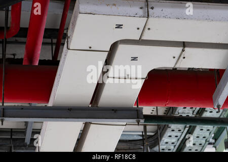 Elektrische Leitungen. Metall Pipeline an der Decke Wand von Gebäude installiert. Die elektrischen Kabel an der U-Bahn der Shopping Mall oder der Fabrik Stockfoto