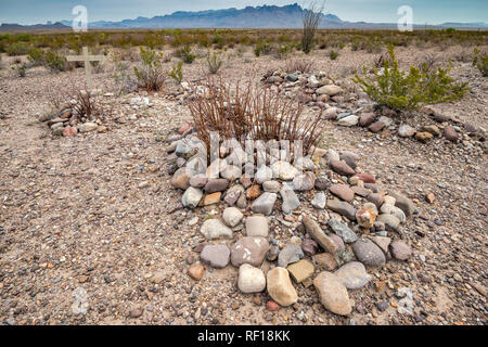 Friedhof in der Nähe der Johnson Ranch bleibt, Chisos Berge in der Ferne, River Road, Chihuahuan Wüste, Big Bend National Park, Texas, USA Stockfoto