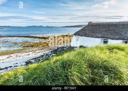 Berneray Jugendherberge nach einem Sturm mit Blick auf der Insel North Uist, Äußere Hebriden, Schottland, Großbritannien Stockfoto