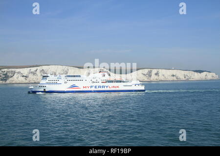 Cross Channel Fähre mit den weißen Klippen von Dover und im Englischen Kanal. Meine Fähre Link Fähre in Richtung der Hafen von Dover an der Südküste von England an einem warmen sonnigen Tag. BREXIT. EU. Nach Europa zu reisen Mit der Fähre. Schiffe. Boote. Autofähre. Der Fähre. Stockfoto