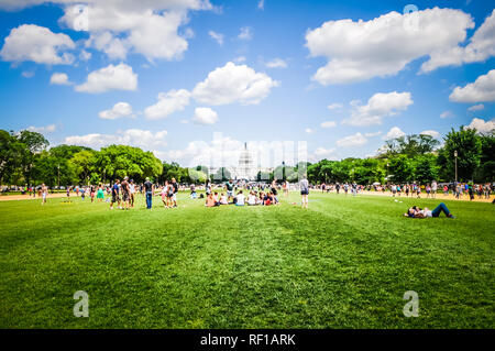 Washington, DC/USA, 23. Mai 2014: Blick auf das Kapitol von National Mall. Leute sitzen auf dem Rasen im Frühjahr/Sommer vor Stockfoto