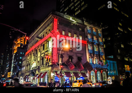 New York City, NY/USA - 12. 23. 2013: Außen Weihnachtsschmuck von Läden und Einkaufszentren in Manhattan. Weihnachten Dekorationen berühmt. Stockfoto