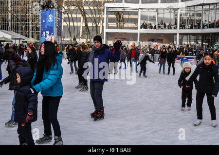 New York City, NY/USA - 12. 23. 2013: Leute genießen Eislaufen am Bryant Park Midtown Manhattan vor der New York Public Library Stockfoto