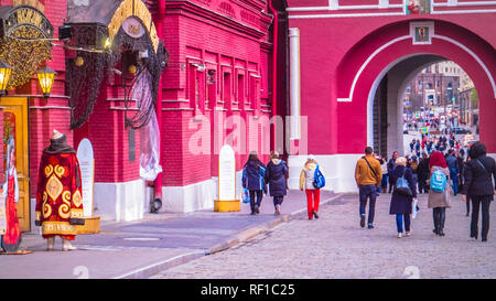 Moskau/Russland - 17. Mai 2017: Menschen sind zu Fuß auf dem Roten Platz neben Null Kilometer. Mann in Zar Kostüm in der Nähe des Gate am Roten Platz in Moskau Stockfoto