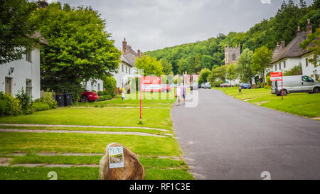 Milton Abbas, Dorset/UK 07 11 2017: Alten mittelalterlichen englischen Dorf im Südwesten von Großbritannien. Straße mit alten strohgedeckten Häuser in England. Stockfoto