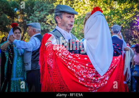 Madrid/Spanien - 14. Mai 2015: ein Paar in der traditionellen Kleider von Madrid chulapa y chulapo Chotis tanzen, einen traditionellen Tanz während des San Isidro Stockfoto