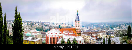 Blick auf die Stiftskirche mit Baden-baden kleine hübsche Stadt im Wintermärchen in den Schwarzwald im Südwesten von Deutschland. Stockfoto