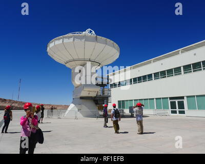 Alma Observatorium, Atacama-wüste, Chile; 01. 24. 2016: Touristen eine der Radioteleskope des Atacama Large Millimeter Array besuchen Stockfoto