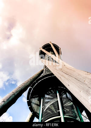 Holz- und Metall Aussichtsturm View Point in den Schwarzwald oder Schwarzwald auf dem Schlossberg in der Stadt Freiburg im Breisgau, Deutschland Stockfoto