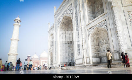 Agra/Indien - 14. April 2017: Taj Mahal Fassade Nahaufnahme mit einem Minarett und Moschee im Taj Mahal in Agra, Indien. Stockfoto