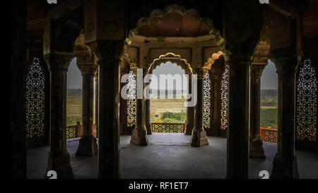 Weißer Marmor Interieur Zimmer im Paläste in Agra Fort Festung UNESCO-Weltkulturerbe in Agra, Uttar Pradesh, Indien. Stockfoto