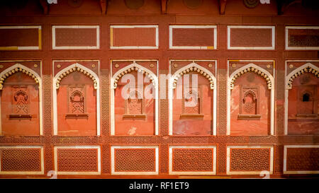 Aus rotem Sandstein mit Marmor Muster Fassade außen Details von Jahangir Palace Agra Fort UNESCO-Weltkulturerbe älteste Gebäude innerhalb der Festung Stockfoto