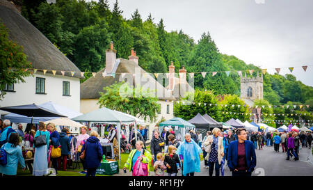 Milton Abbas/UK - 29. Juli 2017: die Menschen sind auf der Straße in Milton Abbas Dorf, Dorset während des 18. Jahrhunderts? Street Fair. Englisch tra Stockfoto