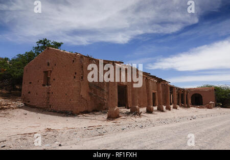 Abgebrochene adobe Haus auf der RN 40 Straße zwischen Cachi und Cafayate berühmt in Che Guevara in seinem Motorcycle Diaries. Stockfoto