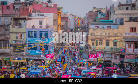 New Delhi/Indien - 18. April 2017: Belebten Markt Straßen mit bunten Häusern, Gebäuden und Menschenmassen, Rikschas in der Nähe von Jama Masjid in Old Delhi Stockfoto