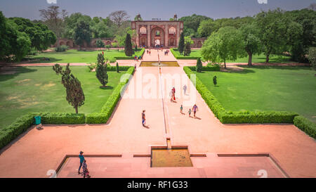 New Delhi/Indien - 13. April 2017: Eingangstor Blick von der Humayun Grabmal in Neu Delhi, Indien. Stockfoto