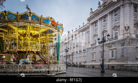 Helle Karussell vor dem Königlichen Palast an der Plaza de Oriente Platz im historischen Zentrum von Madrid, Spanien mit der festlichen Weihnachtsschmuck Stockfoto